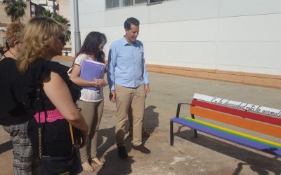 Elda pinta bancos con la bandera arcoiris para reconocer al colectivo LGTBI
