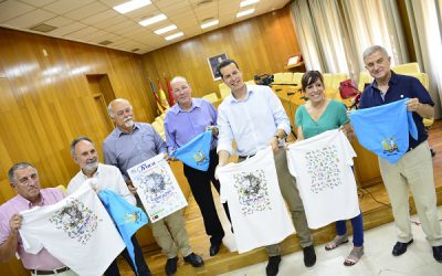 La Cofradía de los Santos Patronos, el alcalde y la concejala de Fiestas, presentan la camiseta de “correr la traca”, diseñada por Stuart Weitzman