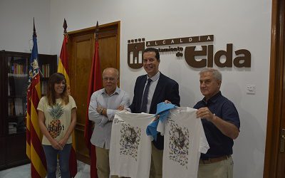 La Cofradía de los Santos Patronos entrega la camiseta y el pañuelo al alcalde y al pregonero