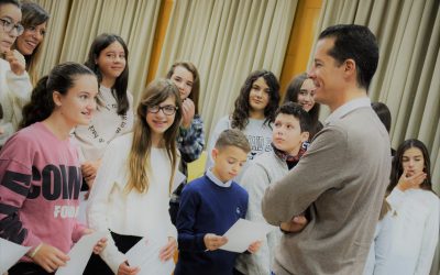 El Ayuntamiento de Elda recibe a los niños y niñas que han sido reconocidos con el Premio Extraordinario al Rendimiento Académico