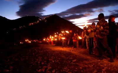 El Ayuntamiento pide a todos los ciudadanos y ciudadanas de Elda que el 5 de enero enciendan velas en sus balcones y ventanas para iluminar la llegada de los Reyes Magos a la ciudad