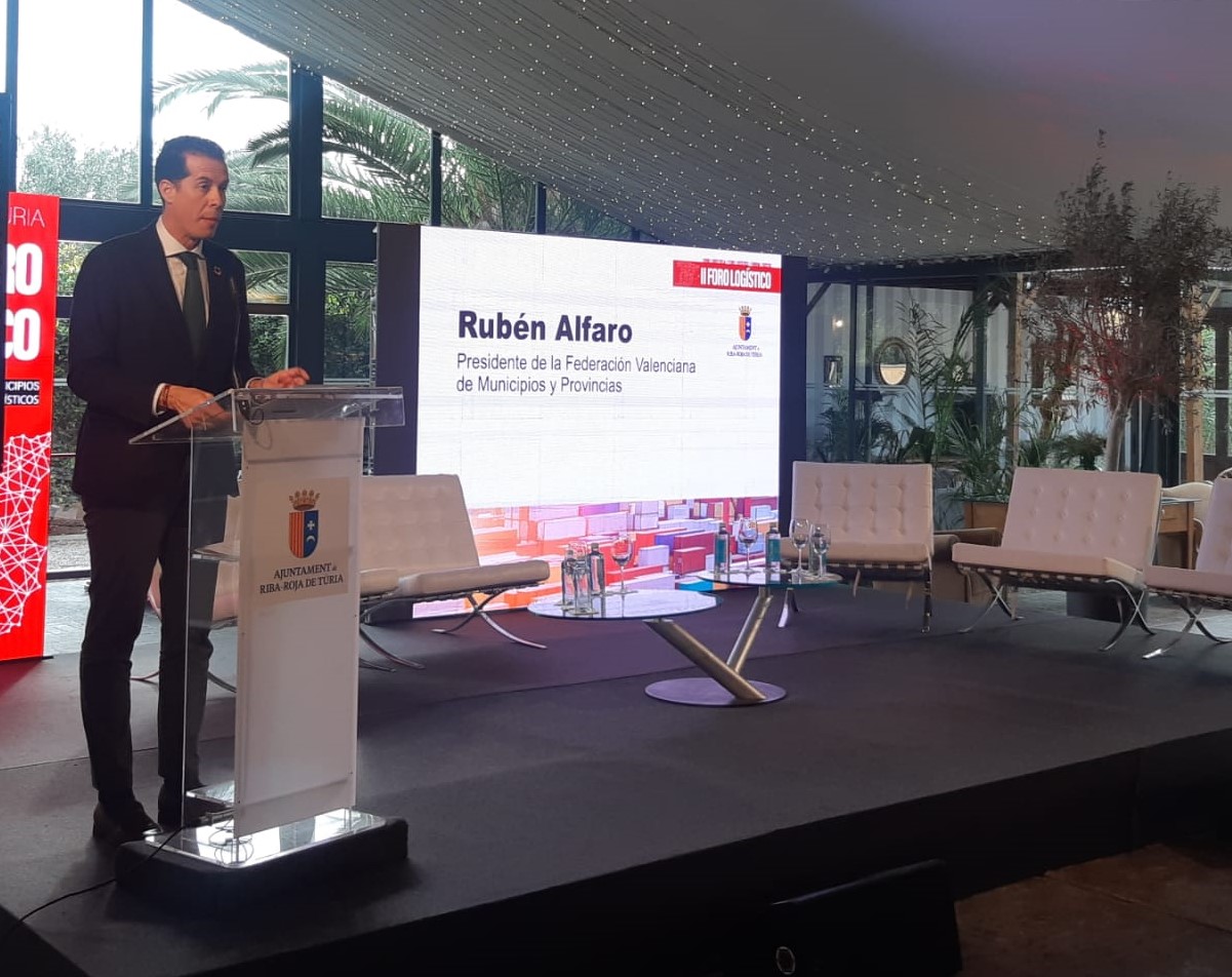 Rubén Alfaro defiende en el II Foro Logístico la instalación del puerto seco del Corredor Mediterráneo en Elda