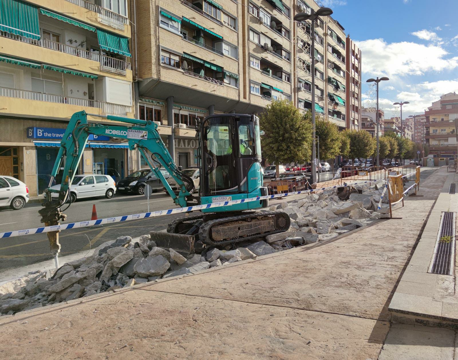 El Ayuntamiento de Elda renueva la acera de la avenida de Chapí donde se encuentra la Estación de Autobuses