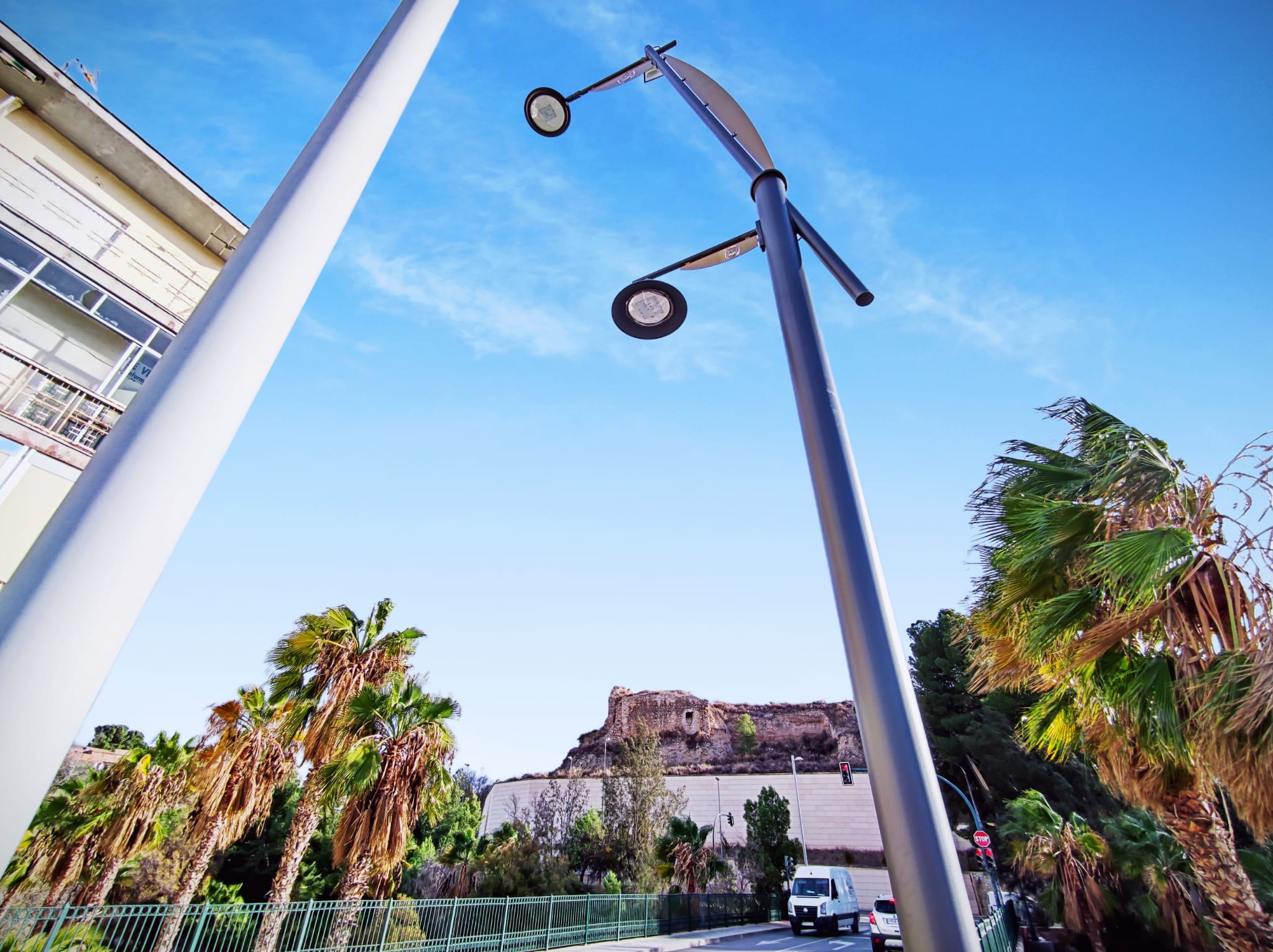 El Ayuntamiento de Elda renueva el alumbrado del Puente de la Estación con la instalación de nuevas luminarias de tecnología LED