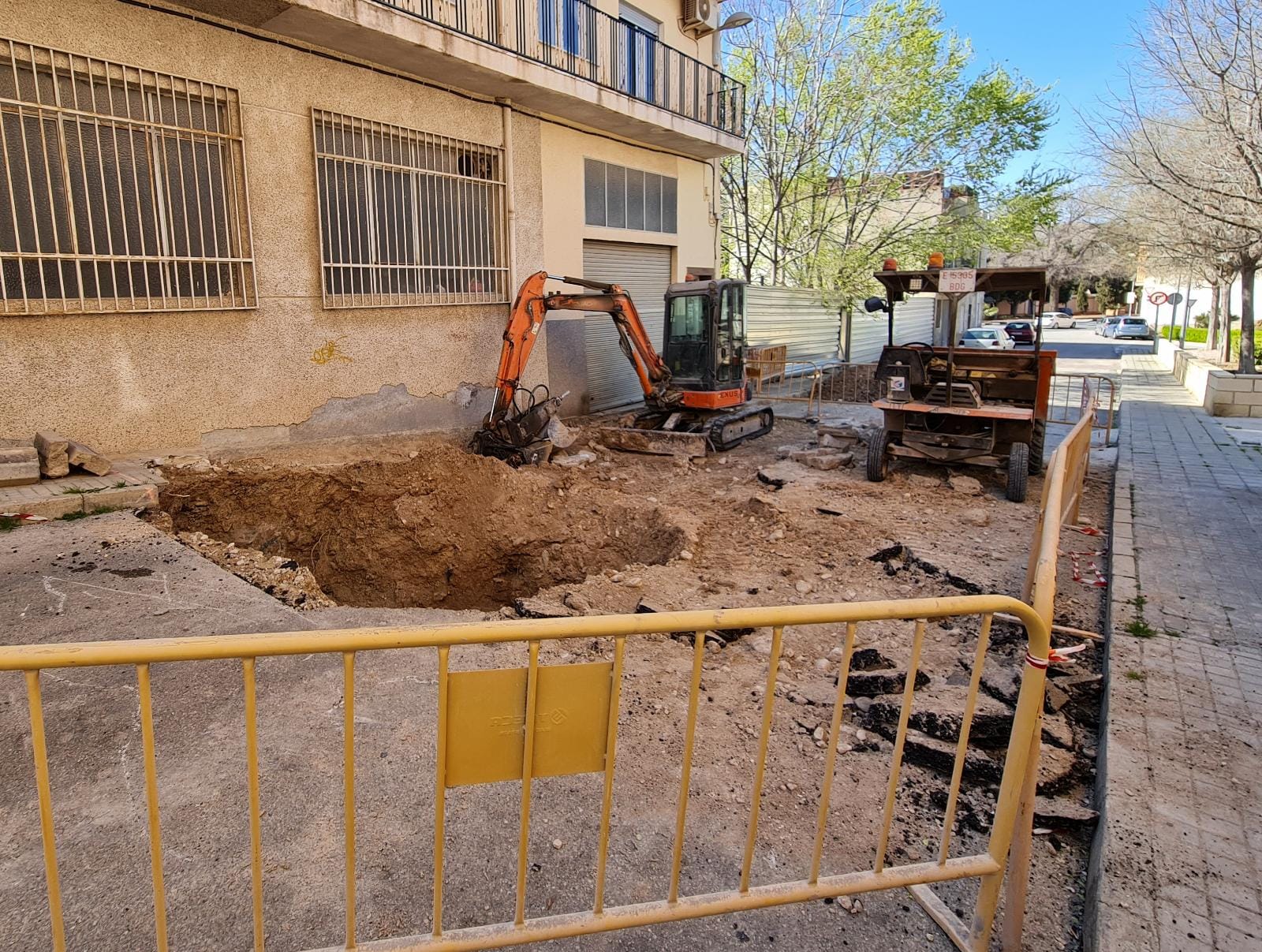 El Ayuntamiento de Elda repara el pavimento y el saneamiento de la calle Virgen del Milagro