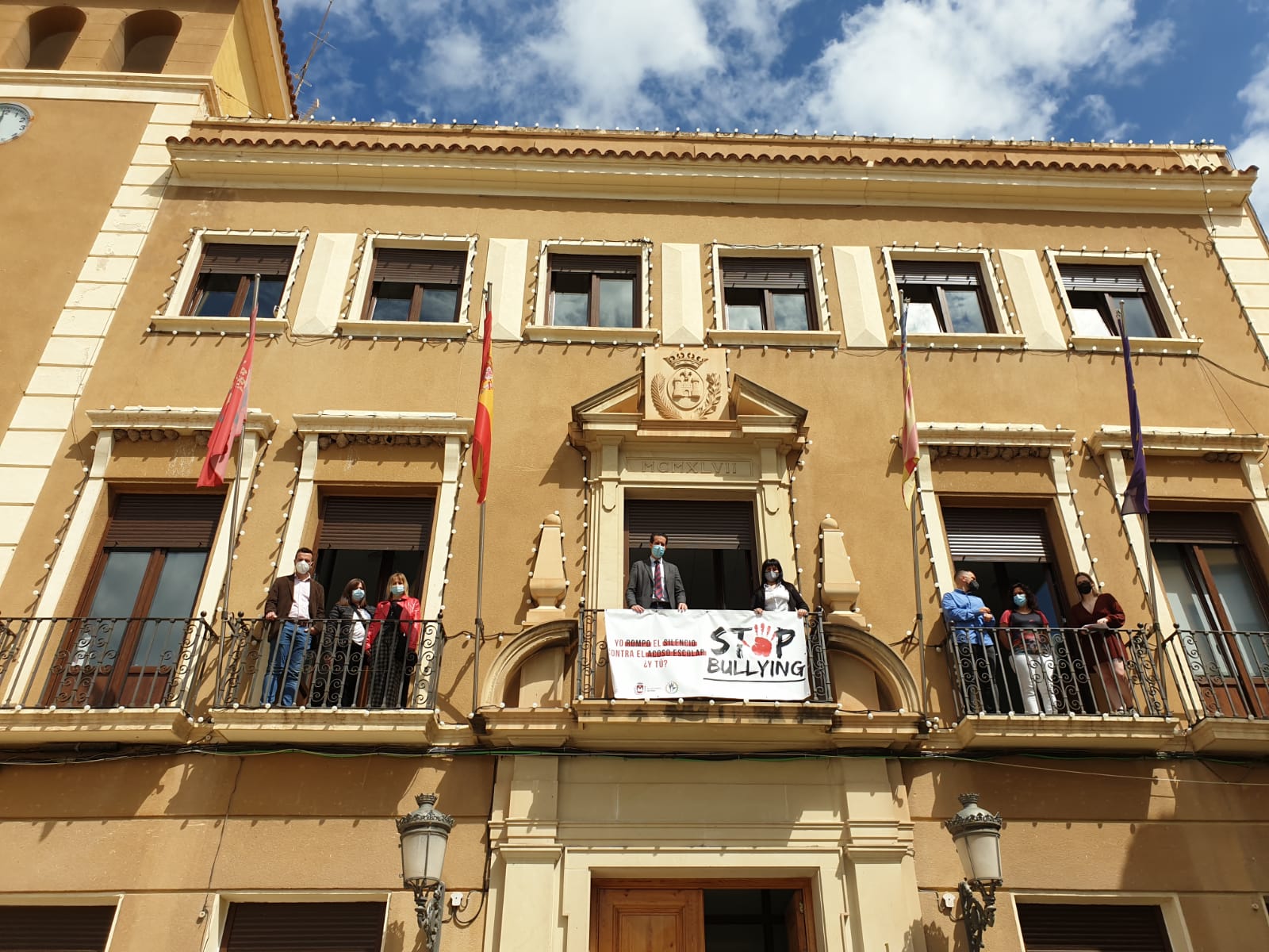 Elda se suma a los actos de celebración del Día Internacional contra el Acoso Escolar con la colocación de una pancarta en el balcón consistorial y la lectura de un manifiesto