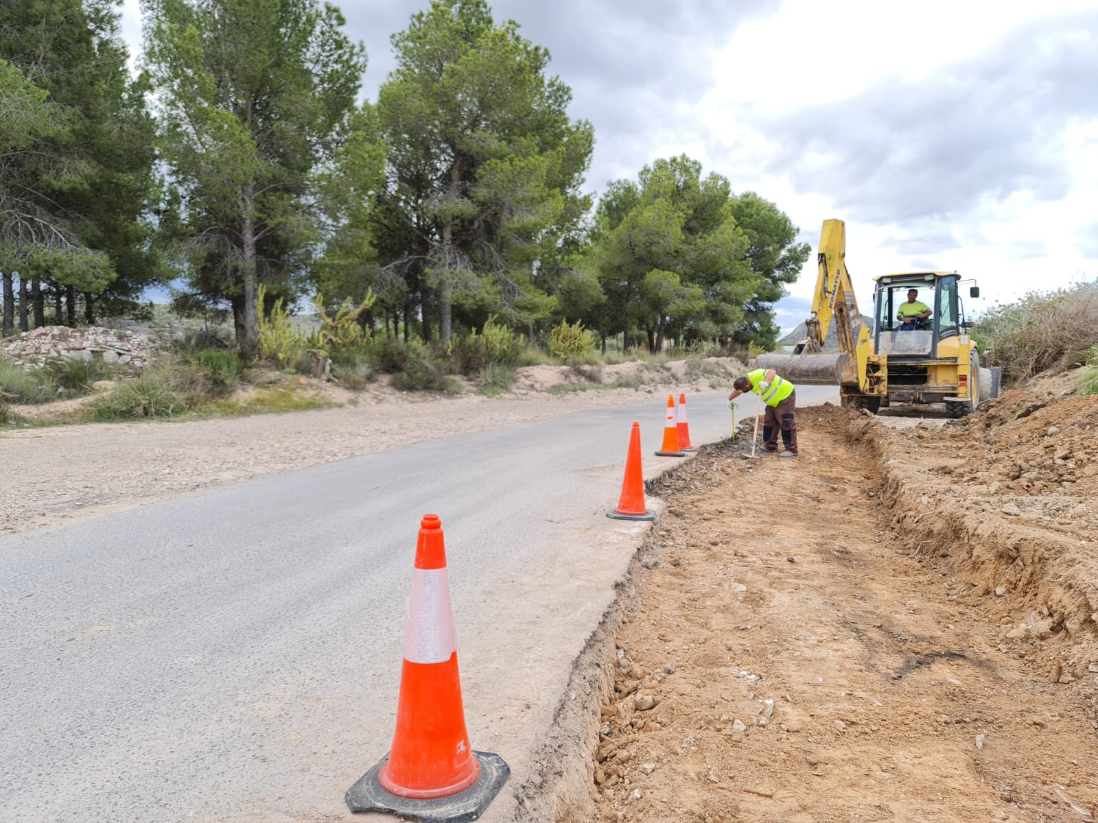 El Ayuntamiento de Elda repara y asfalta el camino que une el Polígono Campo Alto con la Estación de Monóvar para mejorar el paso de los vehículos