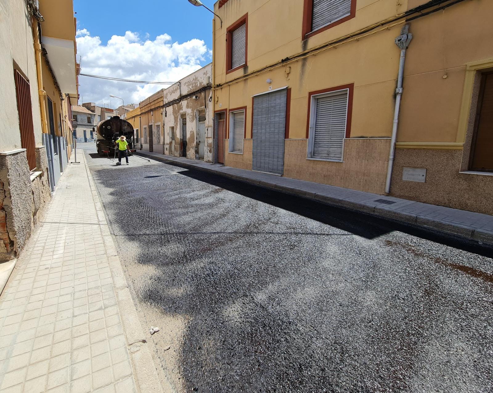 El Ayuntamiento de Elda asfalta y renueva las aceras de la calle Concilios de Toledo para mejorar la accesibilidad global de la zona