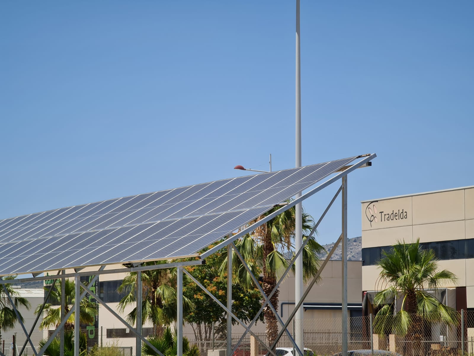 El Ayuntamiento de Elda instala placas fotovoltaicas en los polígonos industriales Finca Lacy y Torreta Río para fomentar el autoconsumo y ahorrar en la factura de la luz