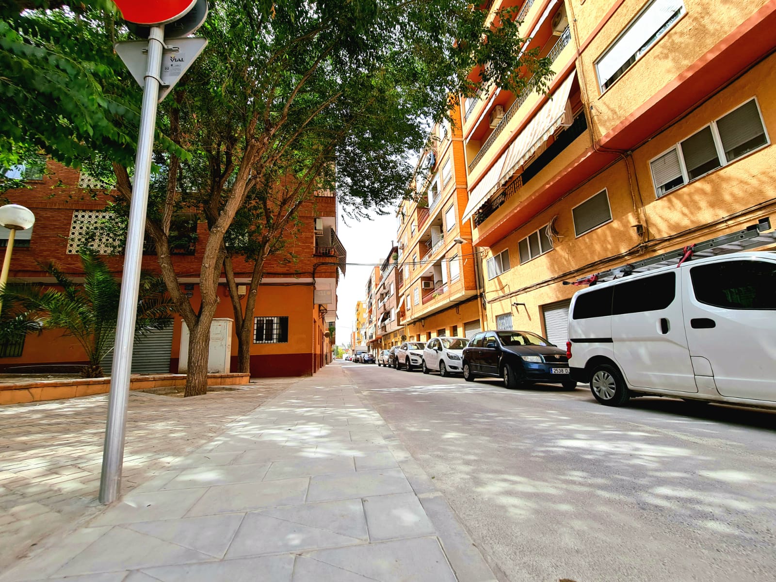 El Ayuntamiento de Elda finaliza las obras de remodelación de la calle Santo Domingo de Guzmán y San Luis Gonzaga para mejorar la accesibilidad en la Nueva Fraternidad