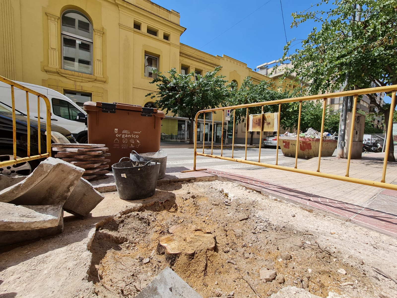El Ayuntamiento de Elda continúa la reparación de alcorques en la calle Padre Manjón para mejorar la accesibilidad y replantar arbolado
