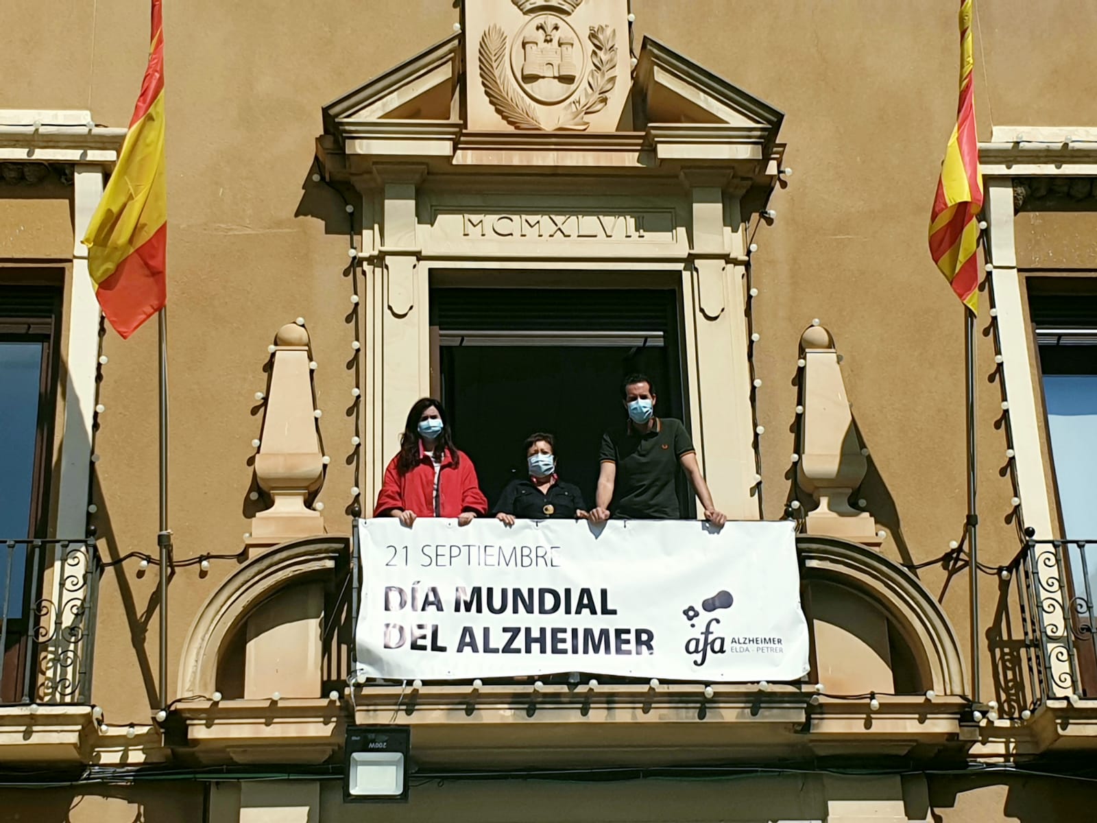 Elda se suma a los actos de celebración del Día Mundial del Alzheimer con la lectura de un manifiesto y la colocación de una pancarta en el balcón consistorial