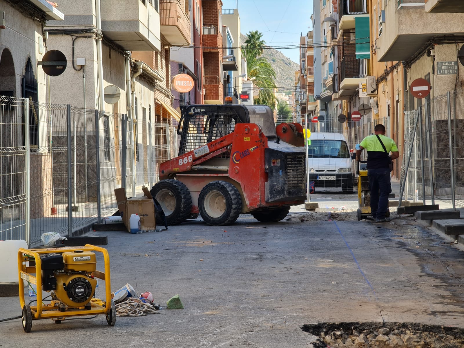 El Ayuntamiento de Elda inicia las obras para mejorar el drenaje de aguas pluviales y la renovación de asfalto en la calle Navarra y adyacentes