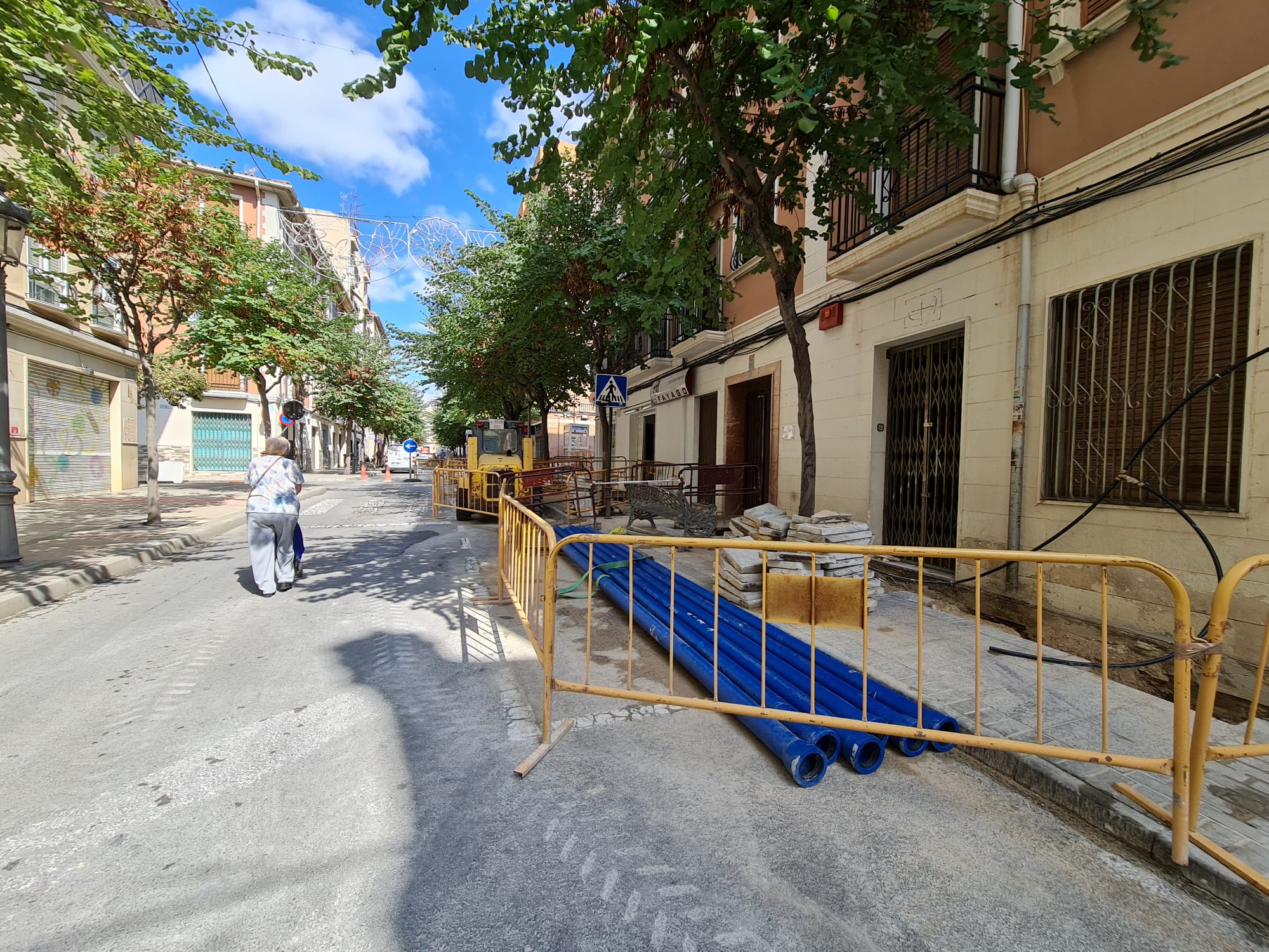 El Ayuntamiento de Elda inicia la renovación de la red de agua potable de la calle Colón para mejorar el suministro de las viviendas de la zona