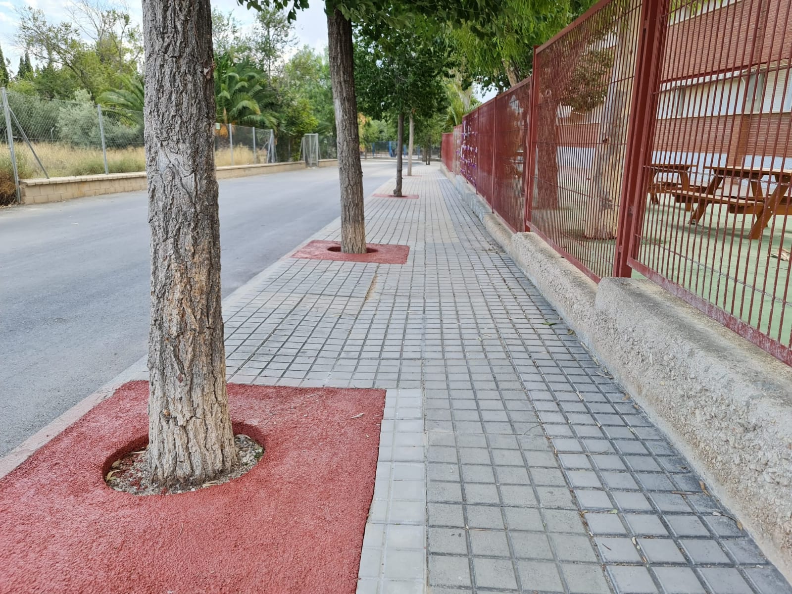 El Ayuntamiento de Elda mejora los accesos al Colegio de Educación Especial Miguel de Cervantes para facilitar la entrada y salida de los niños y niñas del centro