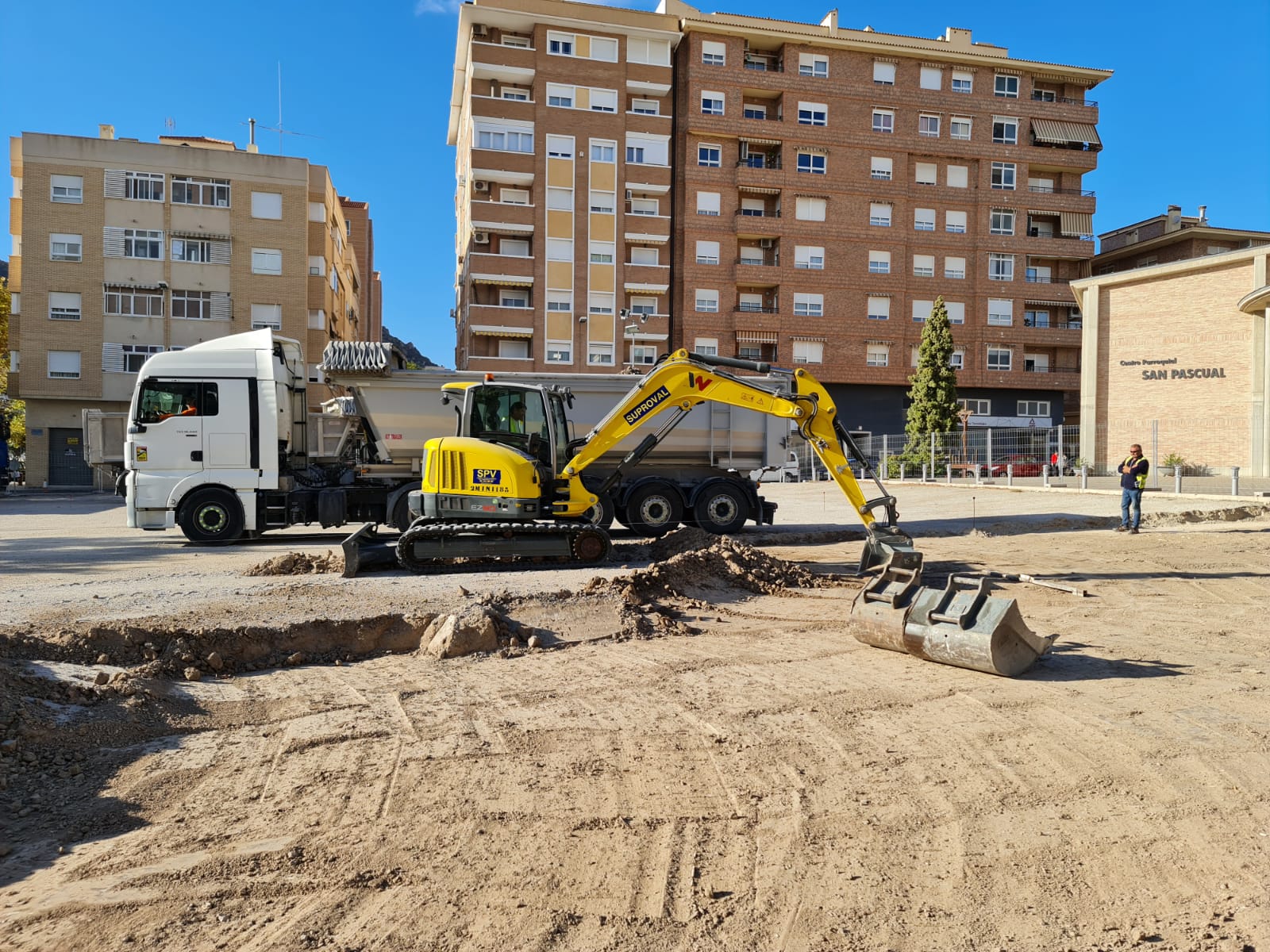 El Ayuntamiento de Elda inicia la construcción de un aparcamiento público con paseo peatonal y zonas verdes frente a la iglesia de San Pascual