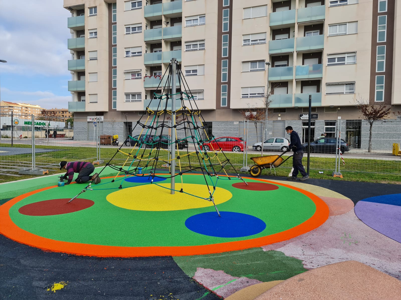 El Ayuntamiento de Elda renueva el pavimento de caucho de varios juegos infantiles del Sector 9 y de la Plaza de La Prosperidad
