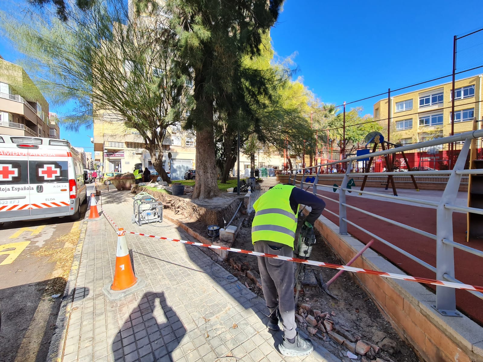 El Ayuntamiento de Elda inicia los trabajos de remodelación de la Plaza de la Cruz Roja para renovar la zona de juegos infantiles y acondicionar el muro perimetral del jardín