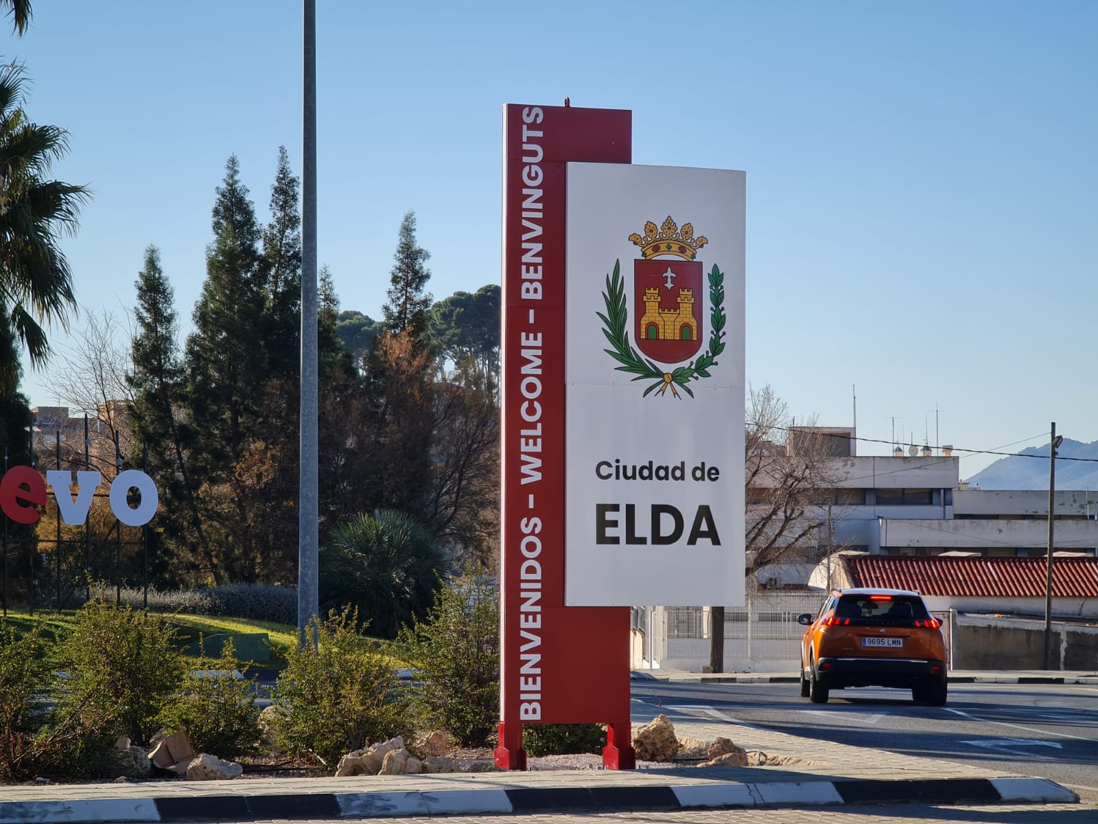 El Ayuntamiento de Elda continúa la renovación de la señalización vertical con la instalación de los tótems de bienvenida a la ciudad