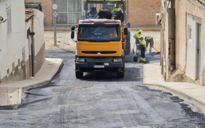 El Ayuntamiento de Elda inicia las obras para la mejora de la accesibilidad y el asfaltado de la calle Maestro Falla, en el barrio de Estación