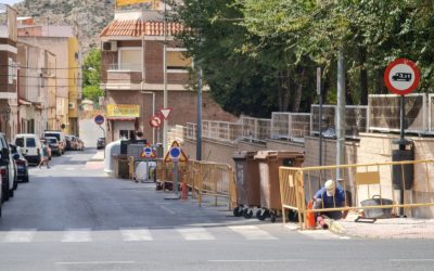 El Ayuntamiento de Elda inicia las obras para la mejora de la accesibilidad y el asfaltado de la calle Pedro Amat, en el barrio de Estación