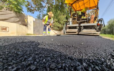 El Ayuntamiento de Elda repara y asfalta los caminos de las partidas Doctor Rico y Agualejas para mejorar el tránsito de los vehículos y evitar accidentes