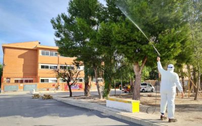 El Ayuntamiento de Elda realiza un tratamiento preventivo contra la procesionaria en los jardines y los centros escolares de la ciudad