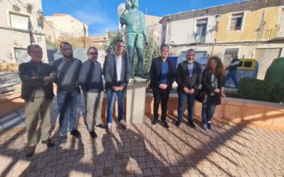 El Ayuntamiento de Elda remodela la Plaza de la Prosperidad y dedica una escultura al poeta eldense Francisco Ganga, ‘El Seráfico’