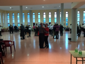 Imagen en la que se ven varias personas mayores bailando.