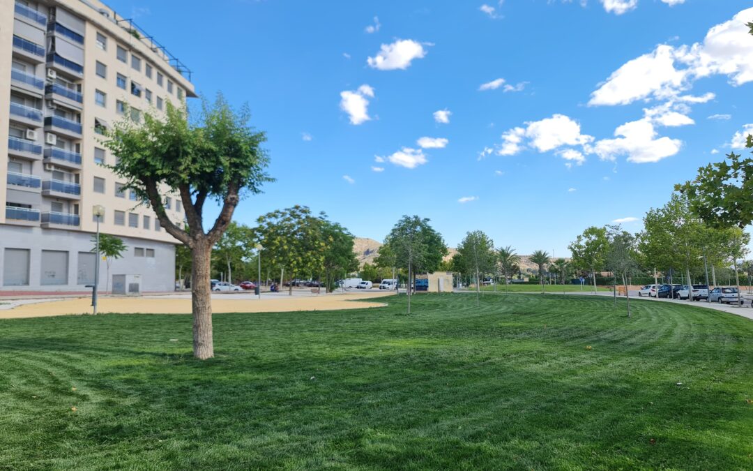 El Ayuntamiento de Elda crea una nueva zona verde de más de 2.300 metros cuadrados en la avenida de Ronda con césped, riego automático y más de una decena de árboles de gran porte