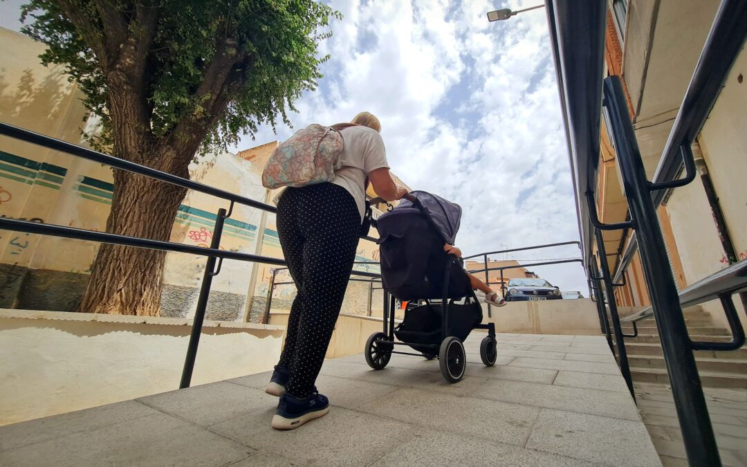 El Ayuntamiento de Elda crea una nueva rampa accesible para unir las calles San Ignacio de Loyola y Trinquete de una manera cómoda y evitar el tramo de escaleras existente