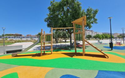 El Ayuntamiento de Elda renueva una zona de juegos infantiles en el Sector 9 con la instalación de un nuevo elemento que cuenta con tobogán, rampa de escalada y red para trepar