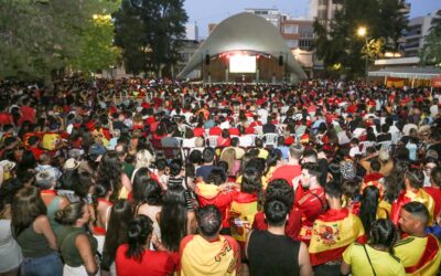 Más de 3.000 personas se dieron cita ayer en la Plaza Castelar para presenciar la final de la Eurocopa entre España e Inglaterra en la pantalla gigante instalada por el Ayuntamiento