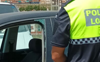 La Policía Local de Elda rescata a un bebé atrapado en un coche en plena ola de calor