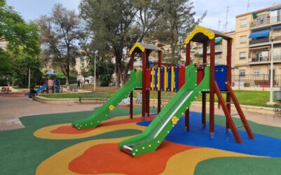 El Ayuntamiento de Elda renueva los juegos infantiles del parque de Las 300 a través de la instalación de nuevos elementos lúdicos y la mejora del caucho de seguridad