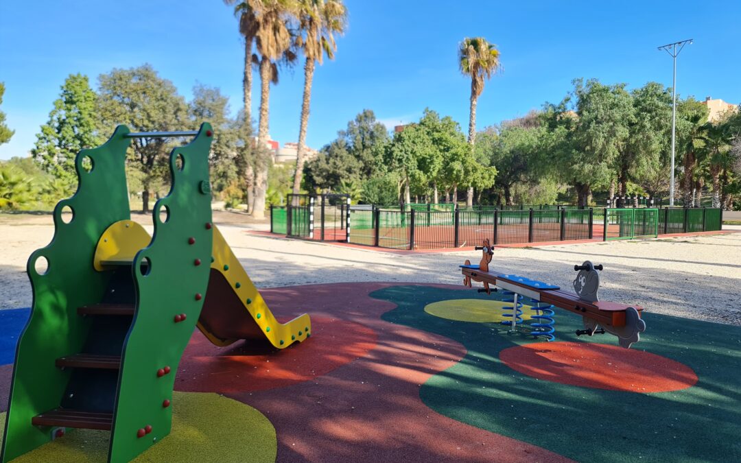 El Ayuntamiento de Elda finaliza los trabajos de  renovación de la pista deportiva urbana y la zona de juegos infantiles situadas en los Jardines del Vinalopóudad