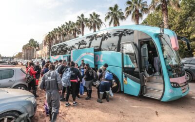 El centenar de voluntarios eldenses desplazados hoy a Aldaia colaboran en la limpieza de calles y viviendas afectadas por la DANA en la localidad valenciana