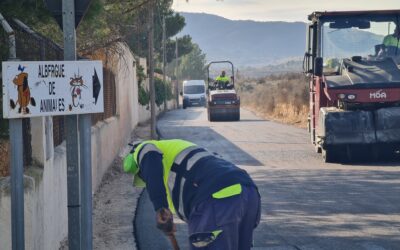 El Ayuntamiento de Elda asfalta íntegramente el camino que conecta con el Albergue de Animales, en el Polígono Campo Alto, para facilitar el paso de vehículos y personas a pie