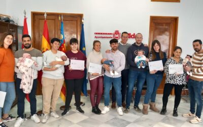 El alcalde Rubén Alfaro entrega los primeros álbumes de recuerdos y momentos a los padres y madres de cinco bebés eldenses