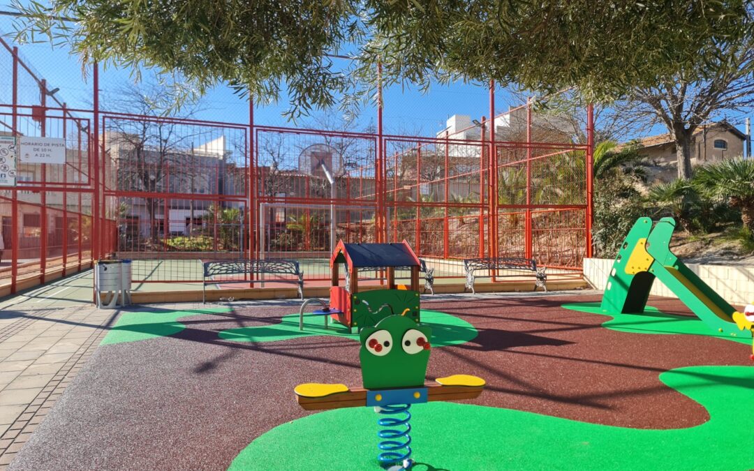 El Ayuntamiento de Elda finaliza las obras de remodelación de la pista deportiva y el área de juegos infantiles de la calle La Parroquia, en el barrio Estación