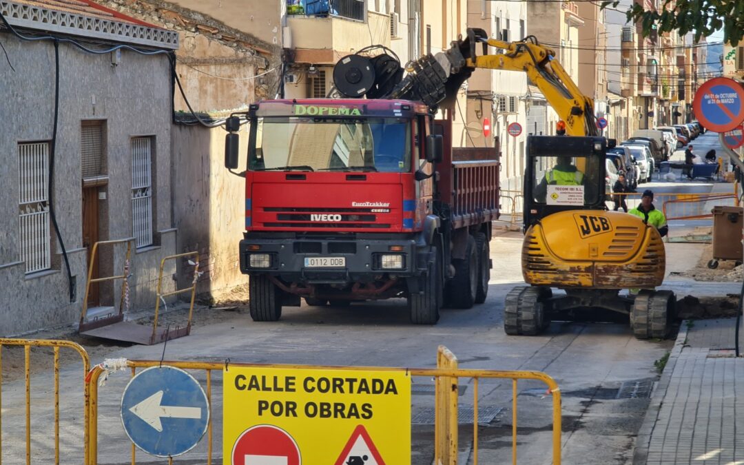 El Ayuntamiento de Elda inicia las obras para  la renovación de la red de agua potable y la remodelación de las aceras y el asfalto en el entorno del parque Adolfo Suárez