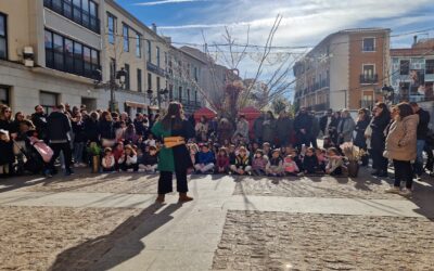 La Plaza de Arriba acoge hoy y mañana el Campamento Real en el que se alojarán los Reyes Magos tras su llegada a Elda