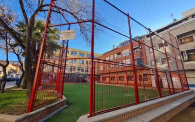 El Ayuntamiento de Elda renueva la pista deportiva urbana del parque de la Cruz Roja para mejorar la seguridad del vallado y la superficie de juego de césped artificial